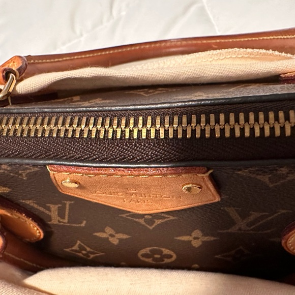 Authentic Louis Vuitton Turenne MM Monogram dust bag and box included. Well-kept - Picture 13 of 15
